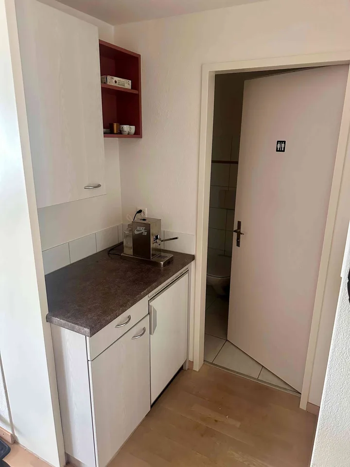 Möbliertes Einzelbüro (15 m²) mit Glasfaser & Lift in Altendorf