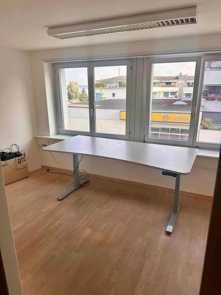 Möbliertes Einzelbüro (15 m²) mit Glasfaser & Lift in Altendorf