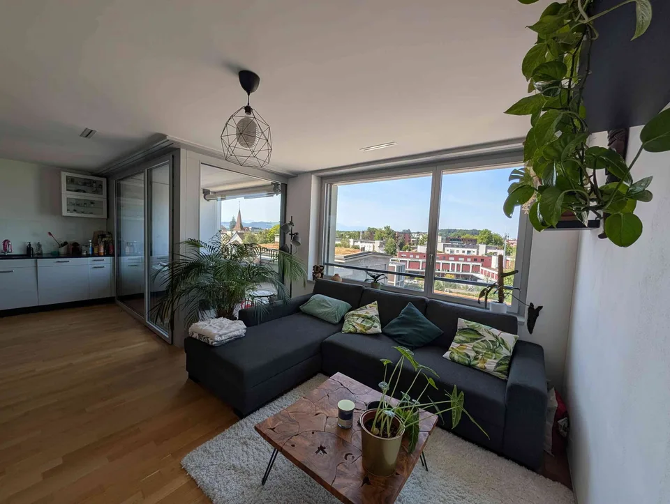 Möblierte 2.5-Zimmer-Wohnung mit Aussicht und Parkplatz