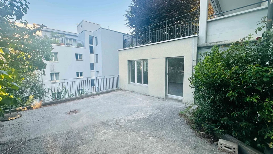 Grosszügige, renovierte 2-Zimmerwohnung mit grosser Terrasse an ruhige