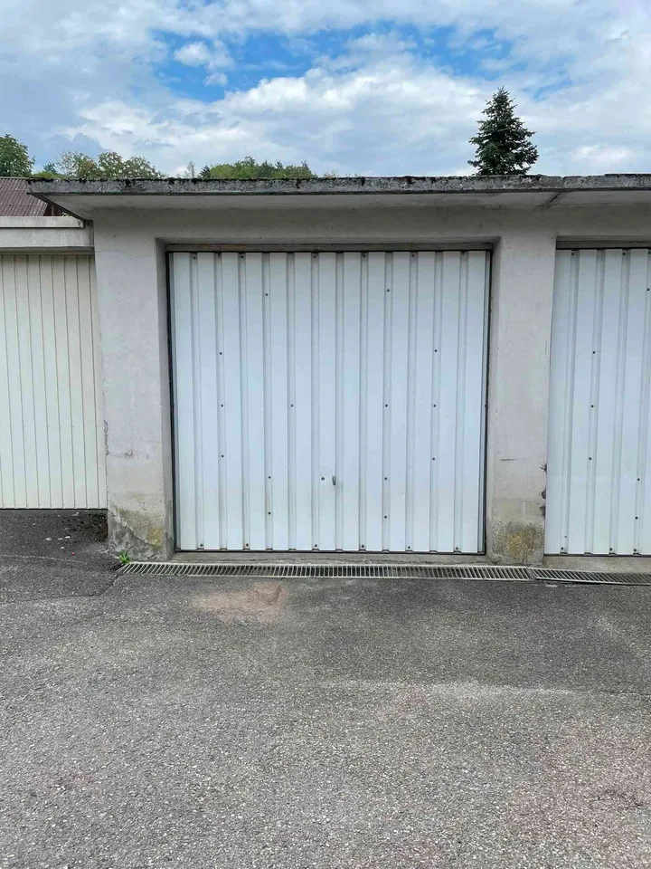 Linke Seite einer Doppelgarage