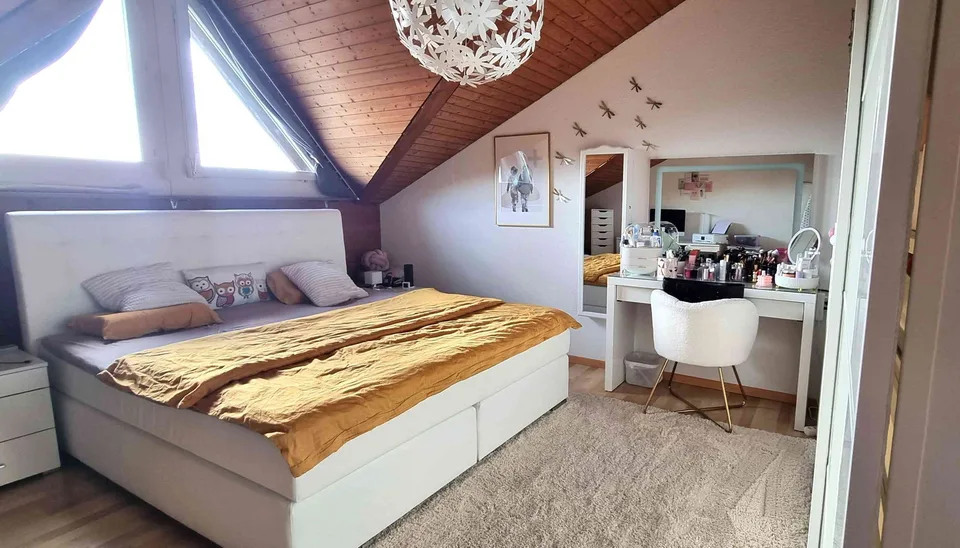 Helle 3.5-Dachwohnung mit Charme