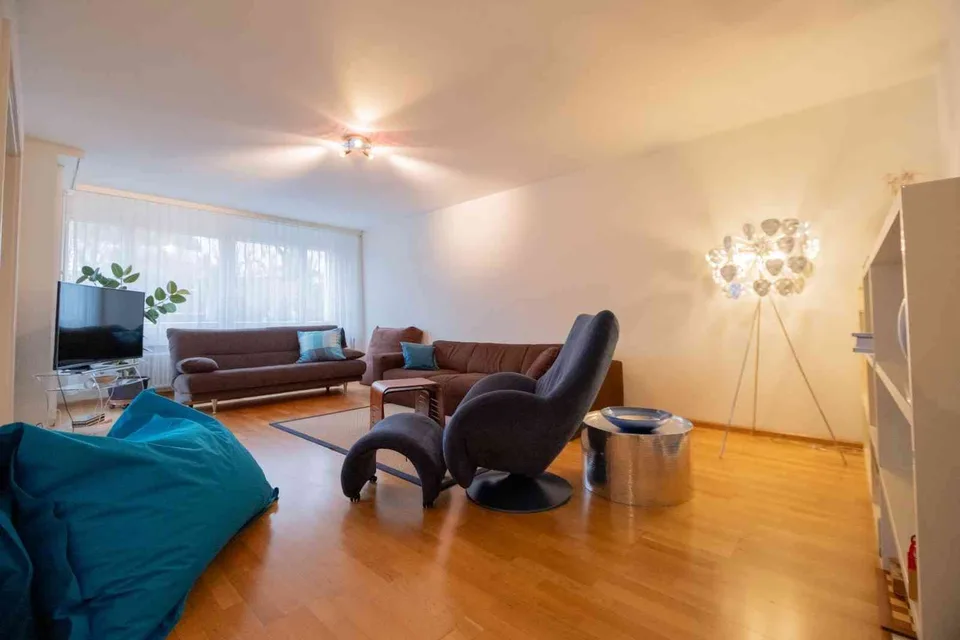 www.kiwihomes.ch Fam. home @ AESCHENPLATZ 2-3 bed 1.5 baths 4350