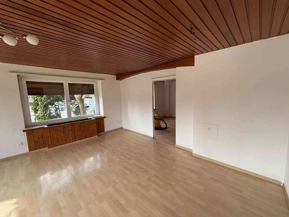 Günstige 3 Zimmer Parterrewohnung mit neuer Küche