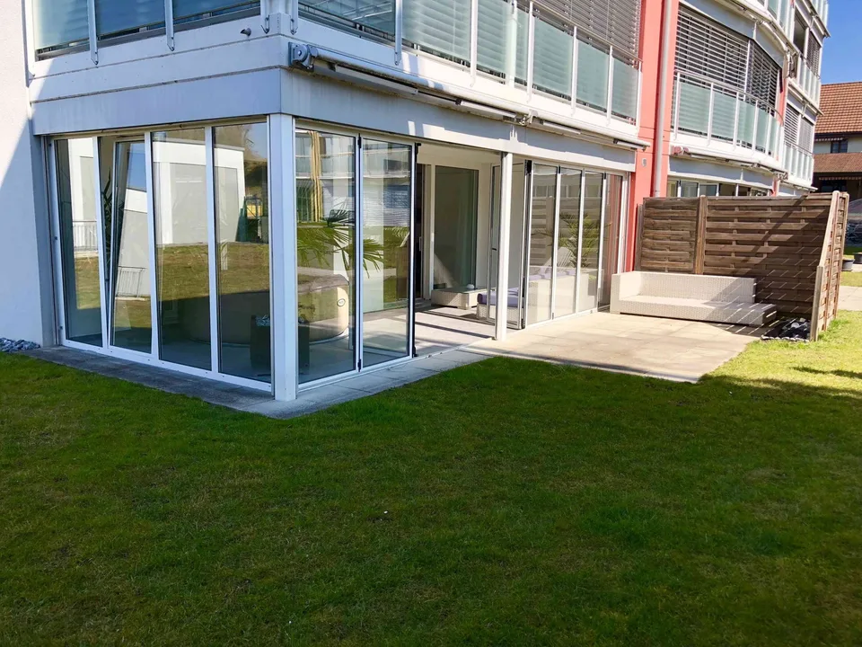SCHÖNE HELLE GARTENWOHNUNG MIT WINTERGARTEN