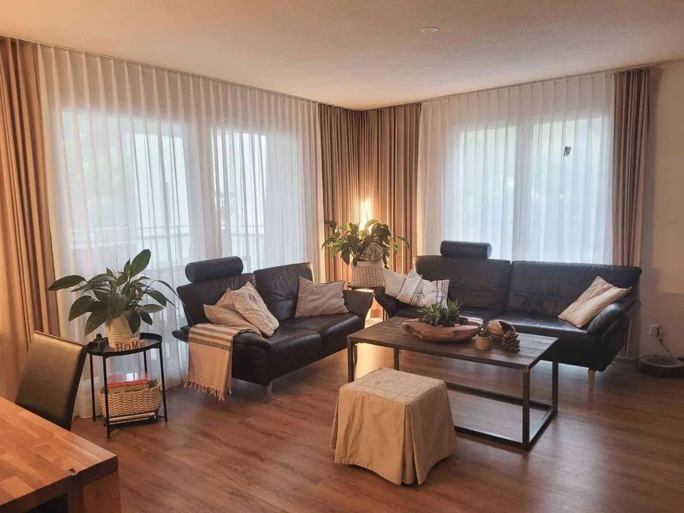 Moderne 4.5 Zimmer Wohnung mit eigenem Rasen