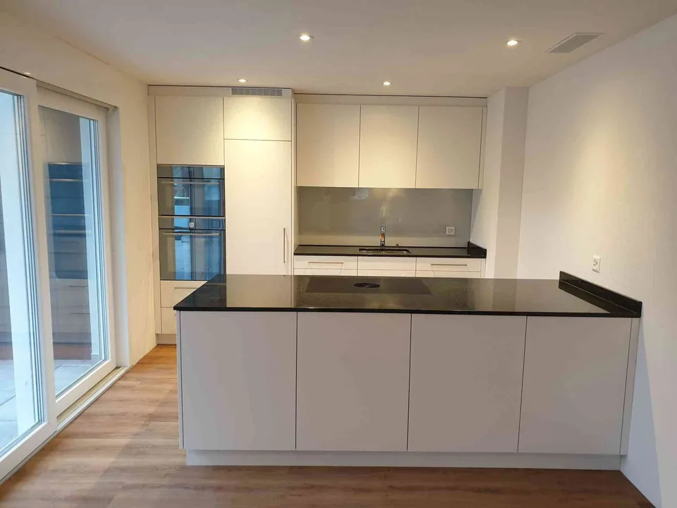 Moderne 4.5 Zimmer Wohnung mit eigenem Rasen