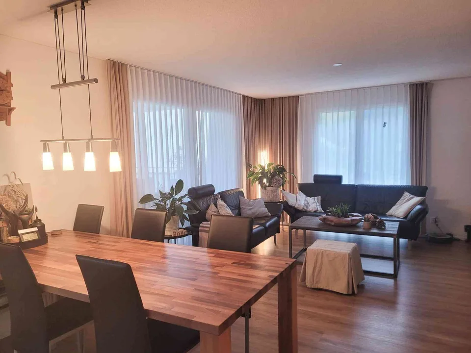 Moderne 4.5 Zimmer Wohnung mit eigenem Rasen