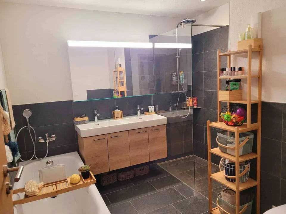 Moderne 4.5 Zimmer Wohnung mit eigenem Rasen