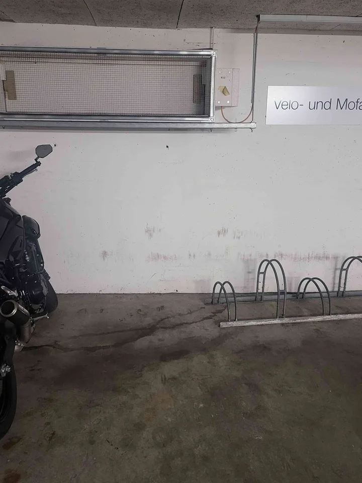 Motorradparkplatz ( Einstellhallenplatz)