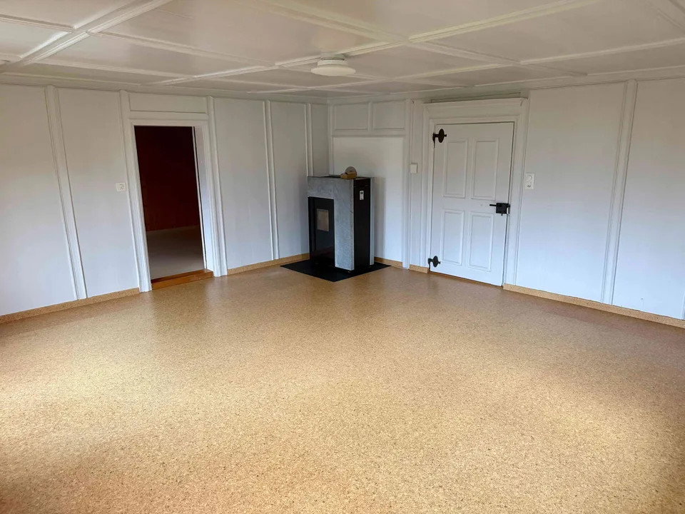 Charmante 3.5-Zimmer-Wohnung mit Garten, Carport und viel Nebenfläche