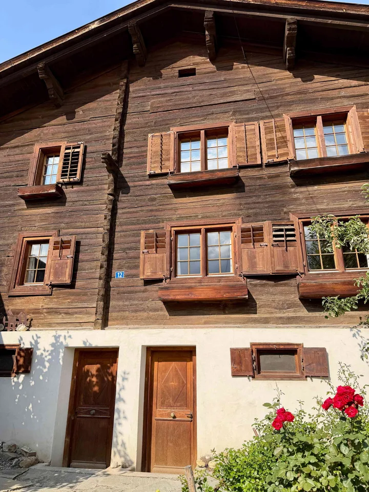 Charmante 3.5-Zimmer-Wohnung mit Garten, Carport und viel Nebenfläche