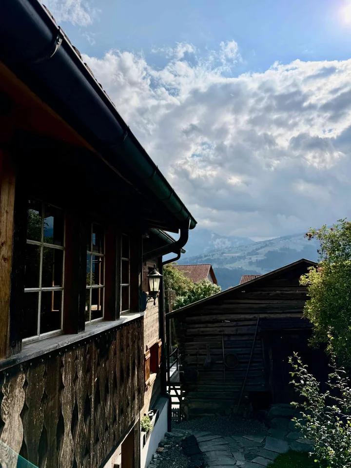 Charmante 3.5-Zimmer-Wohnung mit Garten, Carport und viel Nebenfläche