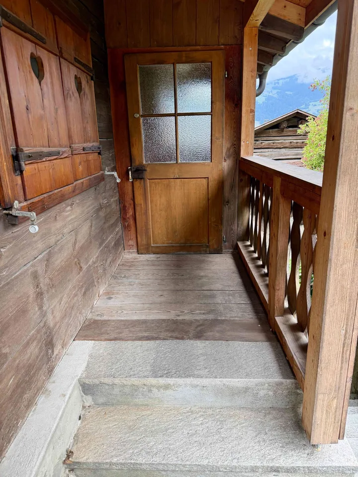 Charmante 3.5-Zimmer-Wohnung mit Garten, Carport und viel Nebenfläche