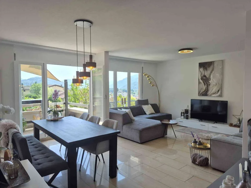 Bright 4.5-Room Apartment, recently renovated, 2 Indoor Parking
