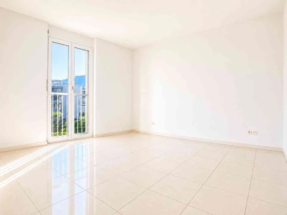 Appartamento 3.5 locali con terrazza coperta e giardino a Losone