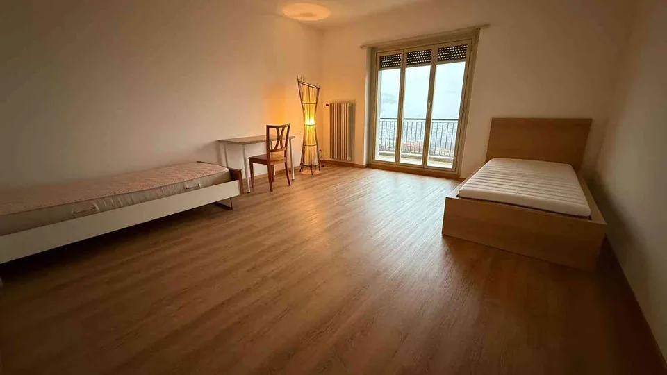 Grandi camere con balcone in appartamento condiviso a Mendrisio