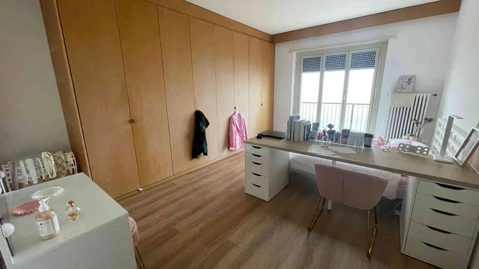Grandi camere con balcone in appartamento condiviso a Mendrisio