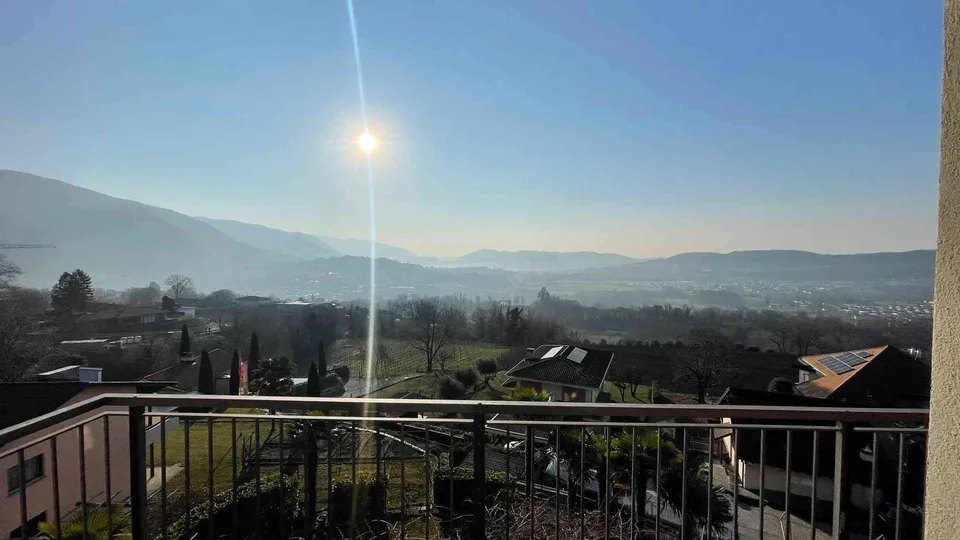 Grandi camere con balcone in appartamento condiviso a Mendrisio