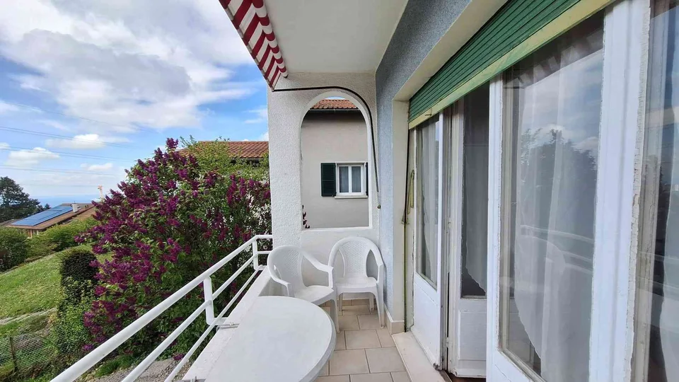 Chambre meublée avec balcon et vue tout compris