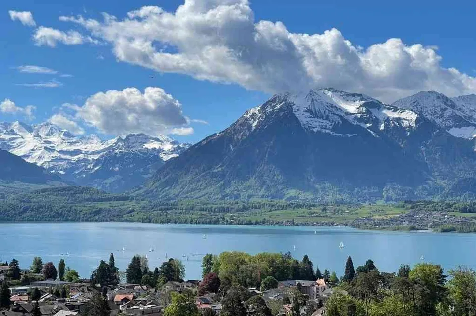 Historische Residenz mit freier Sicht auf Thunersee und Berner Alpen