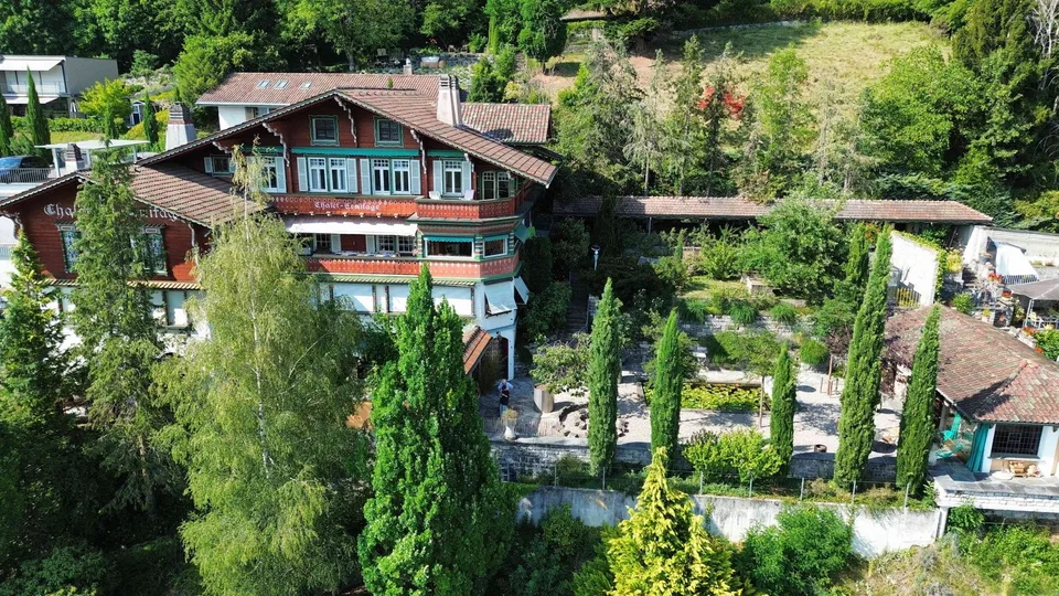 Historische Residenz mit freier Sicht auf Thunersee und Berner Alpen