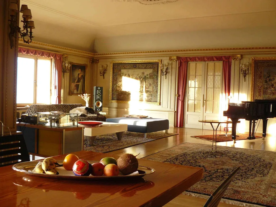 Historische Residenz mit freier Sicht auf Thunersee und Berner Alpen