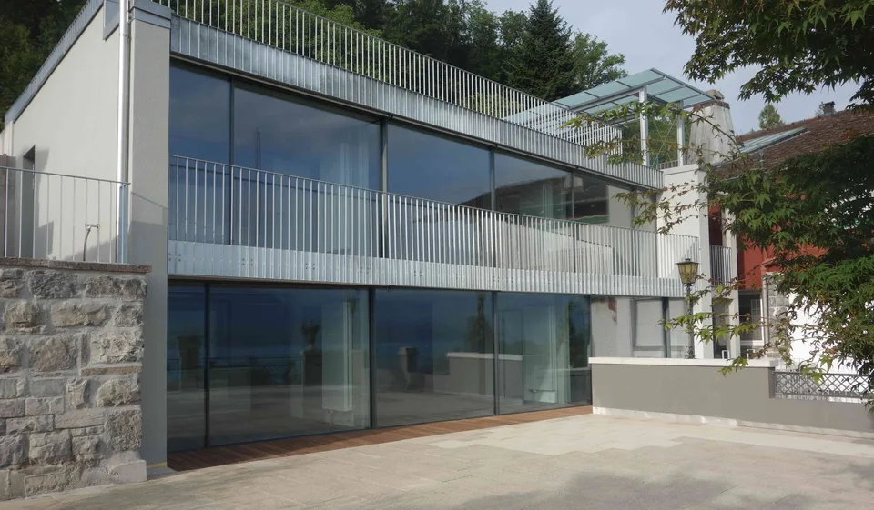 3 1/2-Zimmer-Wohnung mit grosser Terrasse und Sicht auf See und Berge
