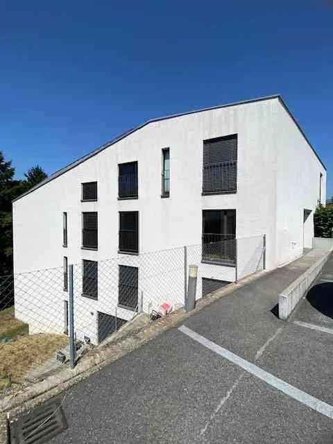 Bel appartement 2 pièces avec terrasse, jardin, cadre verdoyant.