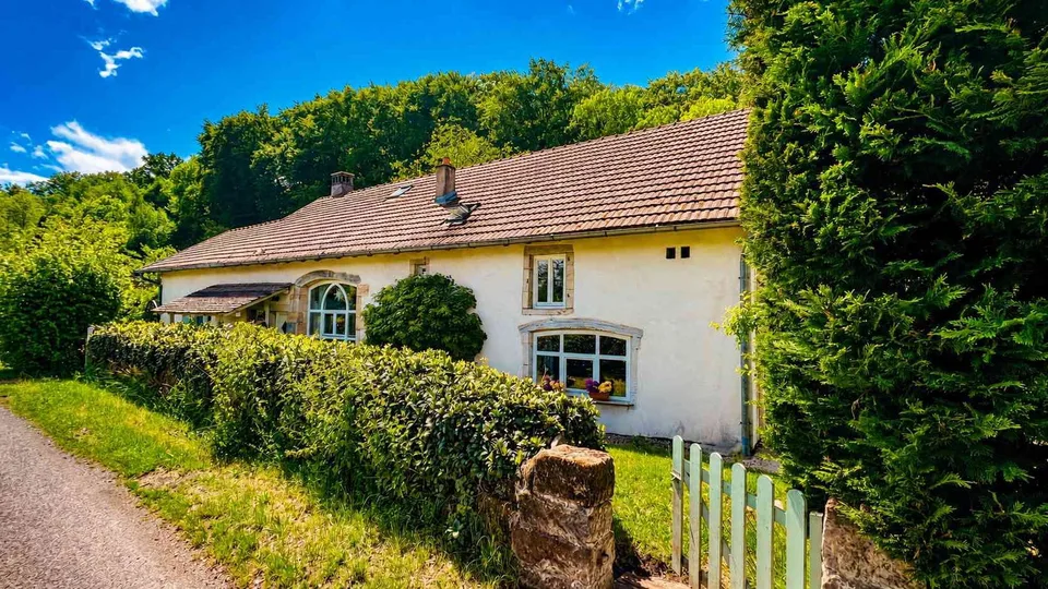 Liebevoll restauriertes Landhaus mit sep. Apartment in Saint Germain
