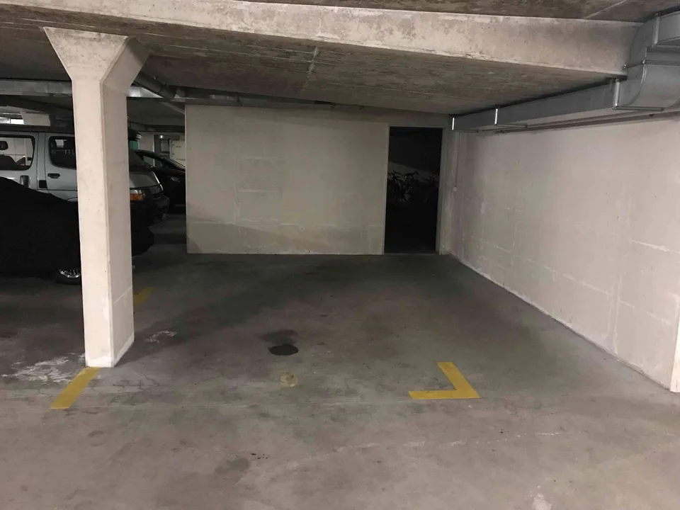 Einstellhallenparkplatz per 1. November 2026