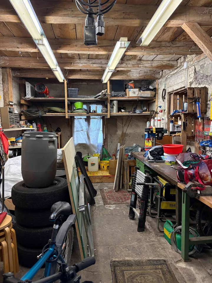 Werkstatt mit Lagerraum und Autolift