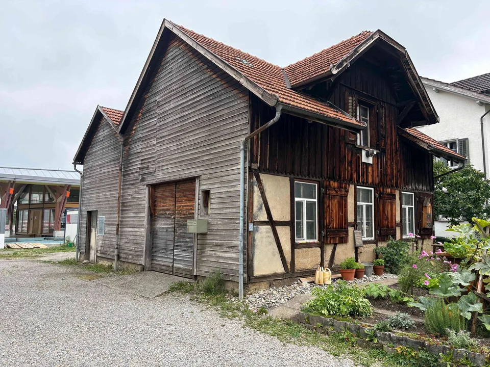 Werkstatt mit Lagerraum und Autolift