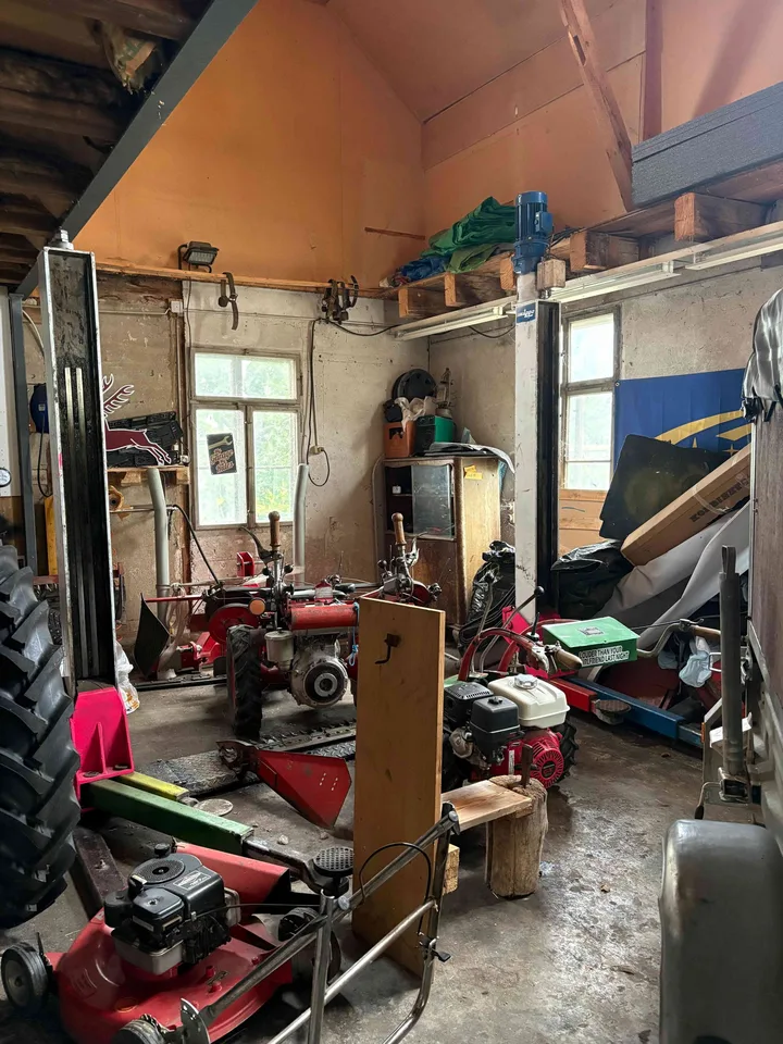 Werkstatt mit Lagerraum und Autolift
