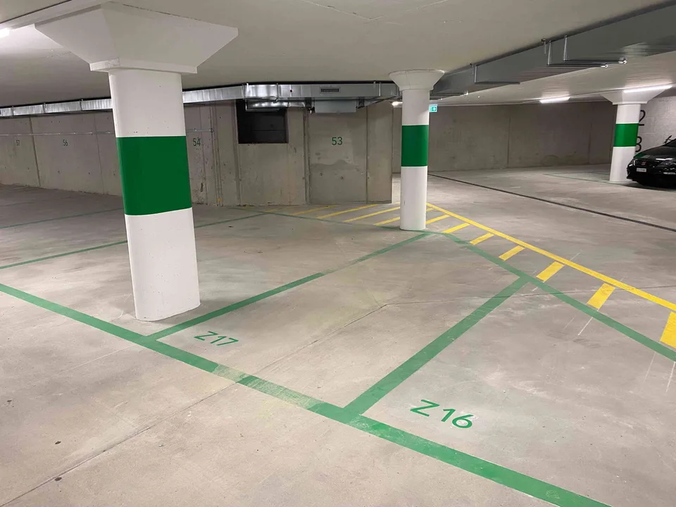 grosser Motorrad-Tiefgaragenparkplatz per sofort zu vermieten