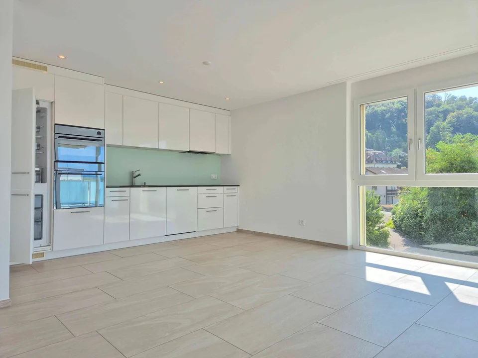 Moderne 2.5 Zimmer Wohnung mit Wintergarten und schöner Aussicht
