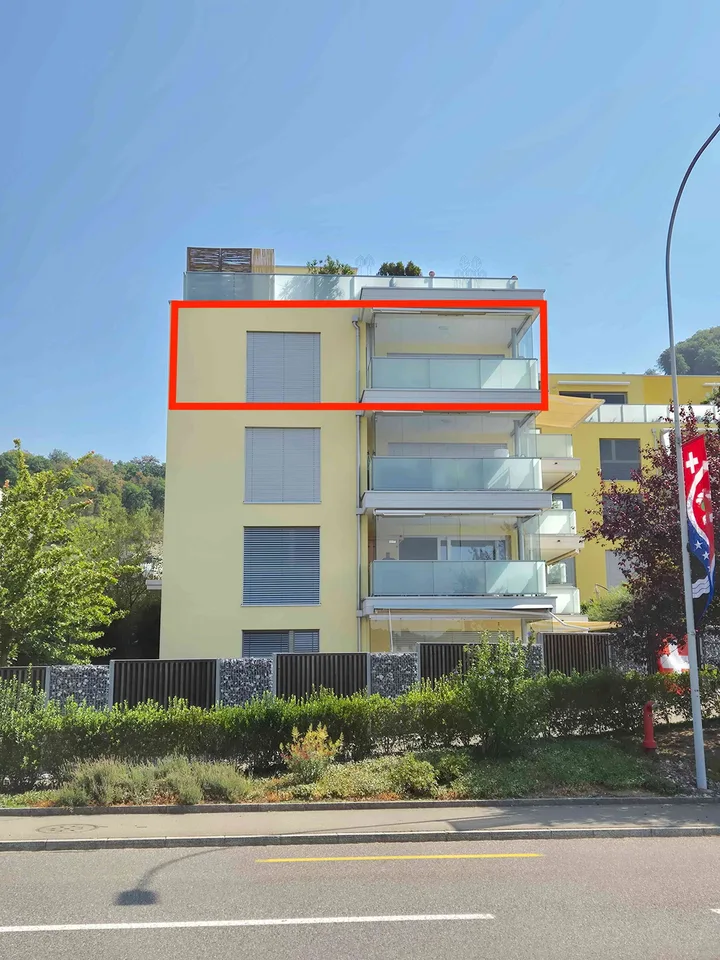 Moderne 2.5 Zimmer Wohnung mit Wintergarten und schöner Aussicht