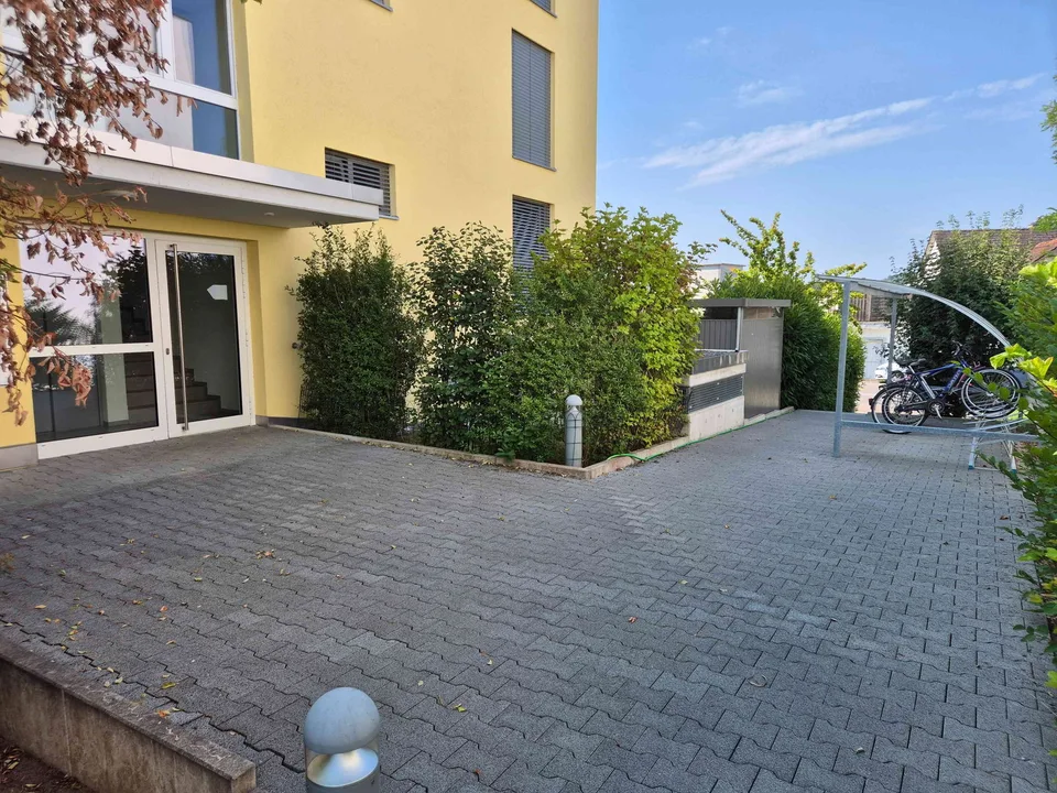 Moderne 2.5 Zimmer Wohnung mit Wintergarten und schöner Aussicht