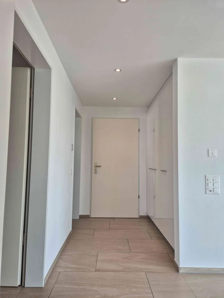Moderne 2.5 Zimmer Wohnung mit Wintergarten und schöner Aussicht