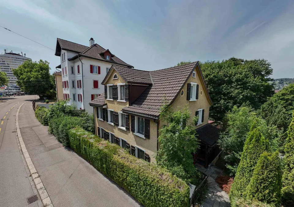 Spannendes Zweifamilienhaus mit 4 Garagen - Preis bankengeprüft!