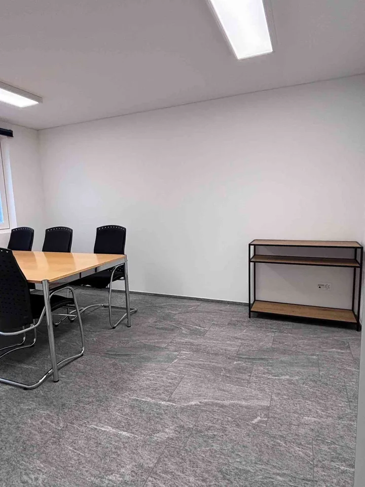 Helles, ruhiges Büro mit eigenem WC zu vermieten