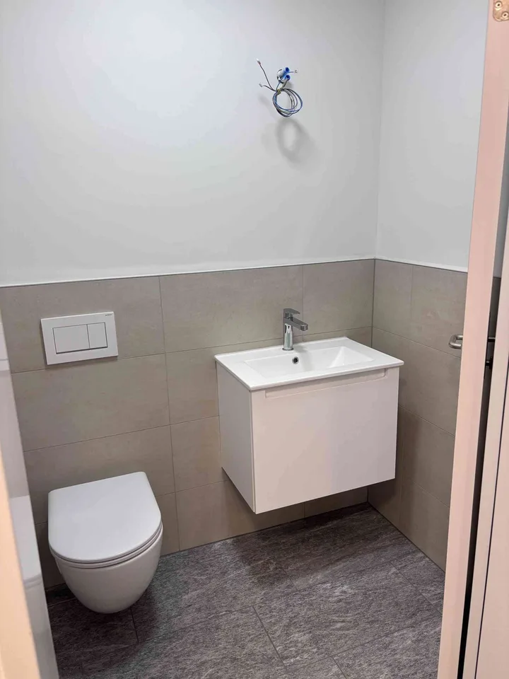 Helles, ruhiges Büro mit eigenem WC zu vermieten