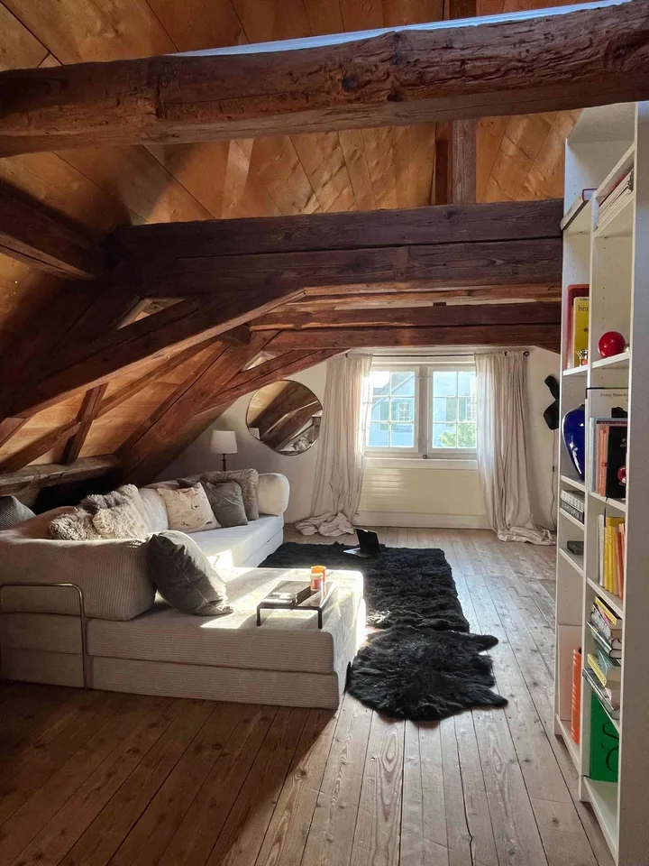 Mitbewohner:in gesucht. Charmante 4½-Zimmer-Maisonette in Zollikon (ab