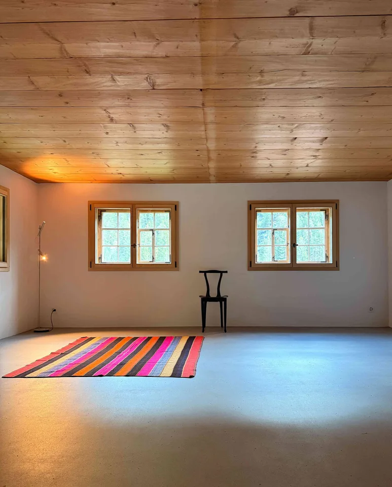 Grosszügige Dachwohnung mit Gartenanteil in historischem Walserhaus