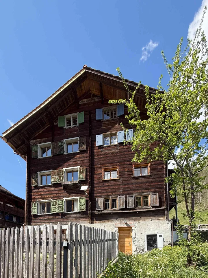 Grosszügige Dachwohnung mit Gartenanteil in historischem Walserhaus