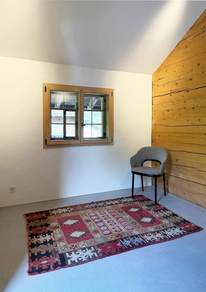Grosszügige Dachwohnung mit Gartenanteil in historischem Walserhaus