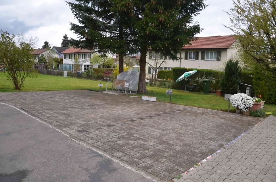 Parkplatz bei Wohnliegenschaft zu vermieten