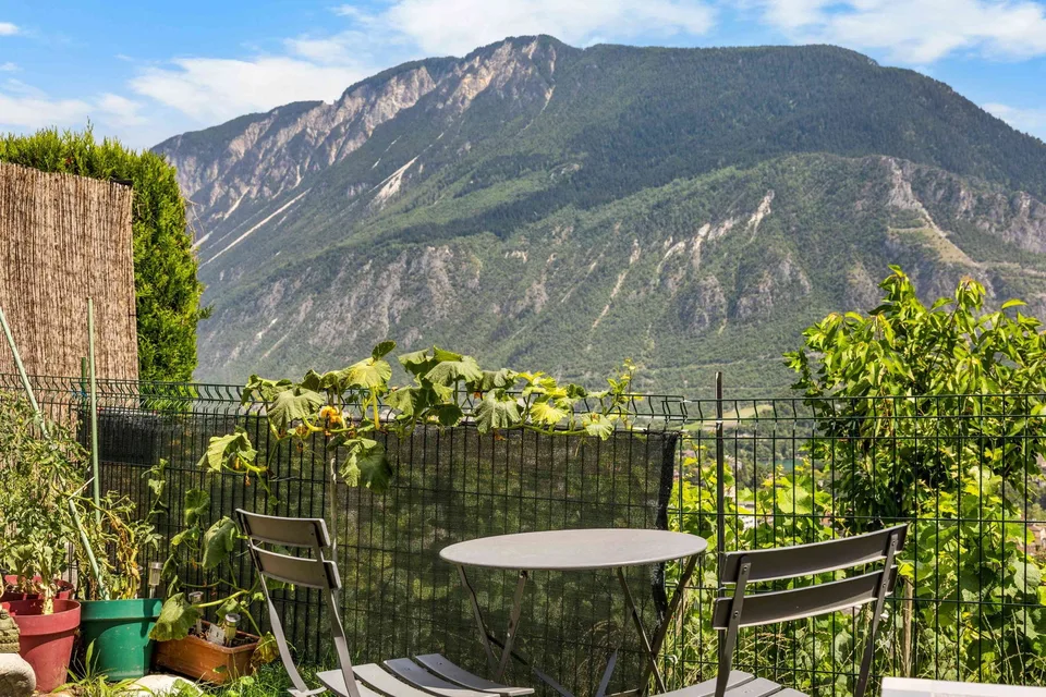 Charmant appartement de 2,5 pièces avec vue panoramique à Muraz