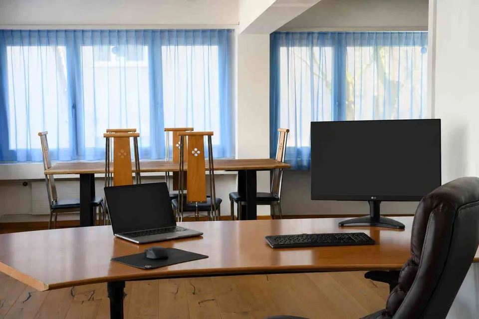 Coworking Arbeitsplatz mit persoenlichem Buero in Zuerich