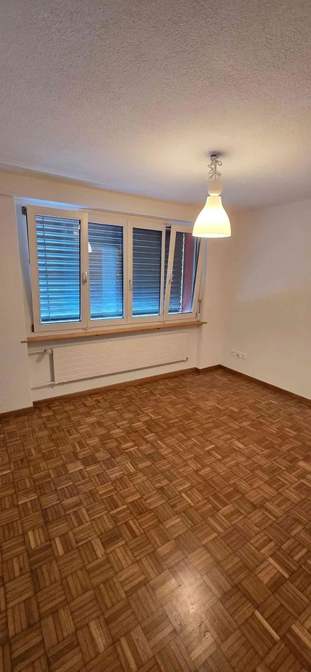 2 Zimmer Parterrewohnung mit Gartensitzplatz in Mollis